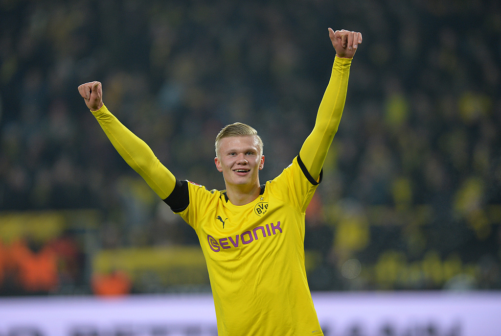 足球意甲射手榜竞争激烈，三人同进12球并列领跑